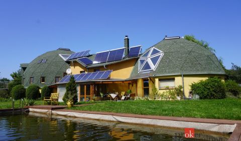 Jedinečné retreat centrum s dvojkupolou a 3,6 ha pozemkom pri Senci