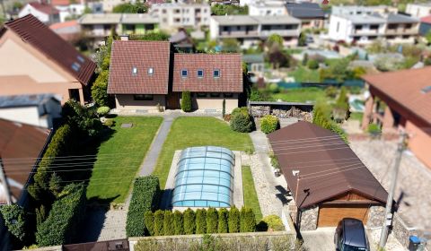 Rodinný dom pri Piešťanoch s bazénom a krásnym pozemkom 