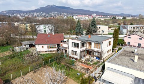 REZERVOVANÉ - Priestranný 5 izbový rodinný dom s garážou na Chrenovej 