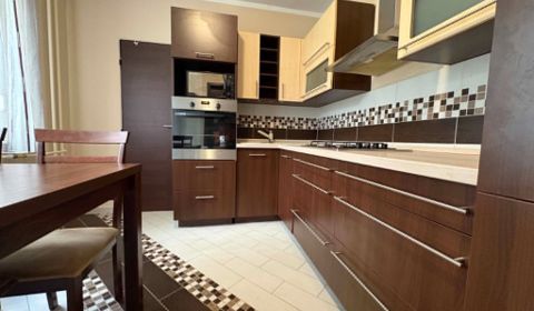 EXKLUZÍVNY PREDAJ: 2 izbový byt /70 m2/ s balkónom, VII.sídl. Komárno