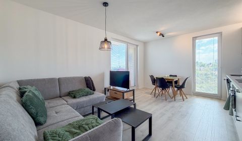 Na prenájom zariadený 3 izbový byt s balkónom a garážou 
