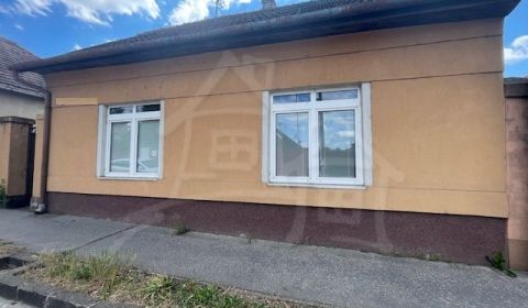 Rodinný dom s veľkorysým 20 árovým pozemkom v Nových Zámkoch