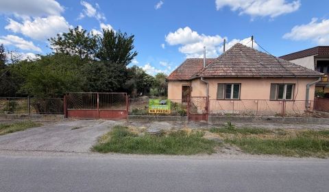 Dom s veľkým pozemkom v pokojnej obci pri Váhu – výzva pre tých, ktorí