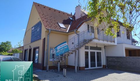 NA PRENÁJOM – nadrozmerný 2 izbový byt v rodinnom dome s parkovacím st