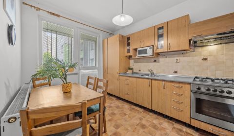 3-IZB. BYT, NEPRIECHODNÉ IZBY, ZASKLENÁ LOGGIA, NA REKONŠTRUKCIU
