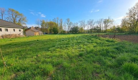 Rovinatý pozemok o rozlohe 1473m2 so súkromnou prístupovou cestou v ob