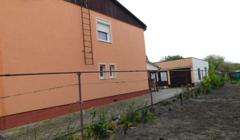 Ponúkame na predaj 5 -izb. rodinný dom vo Dvoroch nad Žitavou.