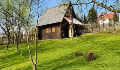 Pozemok s chatkou pri lese v obci Radôstka – súpisné číslo, studňa