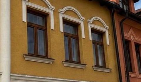 Predáme obchodno - administratívnu budovu v centre Topoľčian 