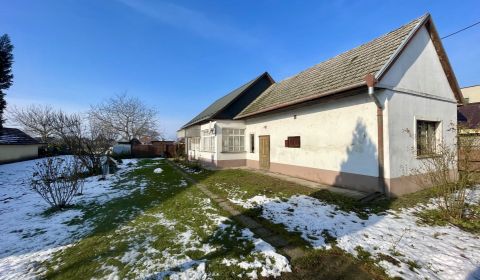 VRAKÚŇ – STARÝ RODINNÝ DOM NA PREDAJ S VEĽKÝM POZEMKOM - 24 ÁROV
