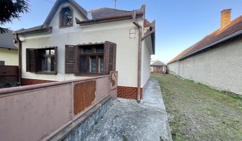 TOPOĽNÍKY – 4-IZBOVÝ RODINNÝ DOM NA PREDAJ NA 14 ÁROVOM POZEMKU
