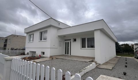 Ůžasný rodinný dom v obci Trstice.