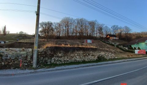 Ponúkame na predaj stavebný pozemok v obci Skalka nad Váhom.