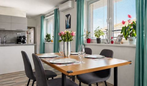 NOVÁ CENA - Vilabyt - 3-izbový s parkovaním, 2 terasami a povalou