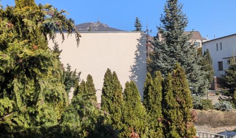 Radový domček na Zobore s výhľadom na mesto, Ružová ulica, garáž