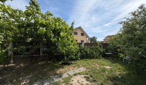 Samostatný RD s garážou, slnečným pozemkom a projektom rekonštrukcie –