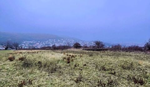 Na predaj stavebného / investičného pozemku s panoramatickým výhľadom 