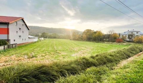 Na predaj pozemok o rozlohe - 4 070 m² vhodný na výstavbu rodinného do