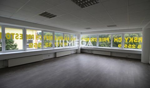 NA PRENÁJOM kancelária na námestí v 