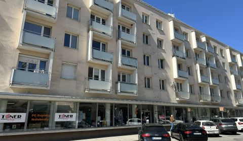 Veľký 3-izbový byt v centre Zvolena, kompletná rekonštrukcia, 79 m2