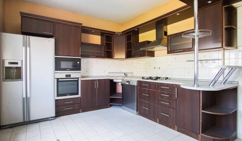 5-izbový rodinný dom v milionárskej štvrti s garážou, terasou a balkón
