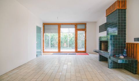 5-izbový rodinný dom v milionárskej štvrti s garážou, terasou a balkón