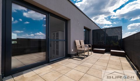Moderný 2-izbový byt s veľkou terasou 16 m² | parkovacie státie |
