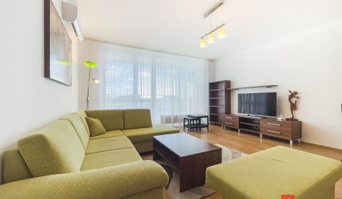 Priestranný 2-izbový byt s balkónom a garážou Tomášikova - Nové Mesto
