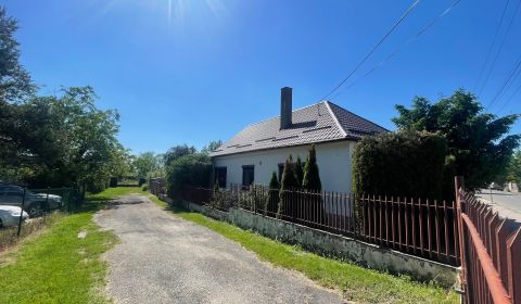 EXKLUZÍVNY PREDAJ -   3-izbový dom s garážou a záhradou v Topoľnici