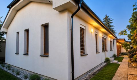 5-izbový rodinný dom s bazénom a veľkým pozemkom pri Nitre – 1655 m²