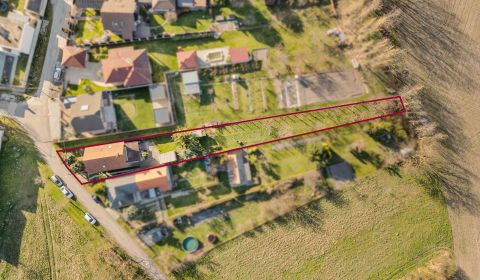 Kúpte si PRÍJEMNÝ RODINNÝ DOM na VEĽKOM POZEMKU 1010 m2 v obci BÁČ