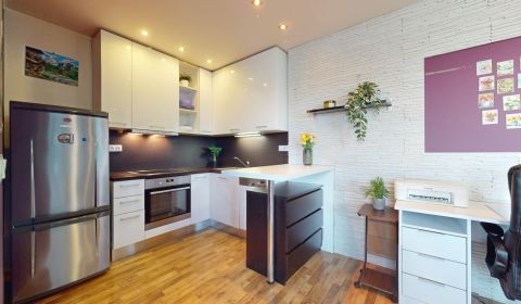 ZARIADENÝ 1,5-izbový byt s balkónom, pivnicou a parkovacím miestom