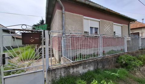 Únik z mesta do ticha vidieka – útulný domček so záhradou v Čalovci