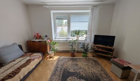 Na predaj 2- izbový byt s malou záhradkou v Medzilaborciach - 51 m2.