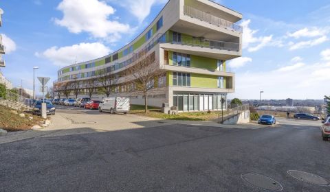 PREDAJ 4-izbový mezonet s krbom a garážou, Bratislava-Krasňany