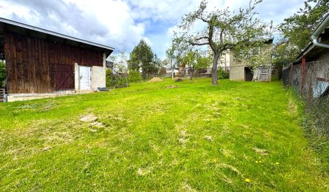 Stavebný pozemok 400m2 + garáž, Odbojárska ulica, LIPANY