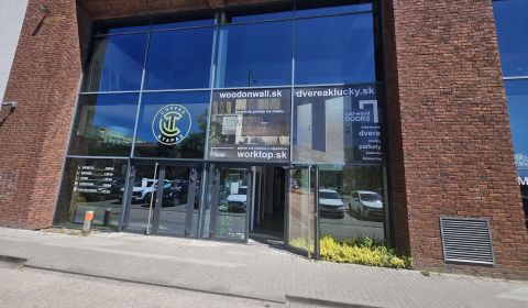 Showroom s výkladom smerom na Bratislavskú ulicu