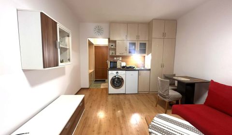☎️ 0918/197 701  Na prenájom garsónka s balkónom aj s výťahom   v cent