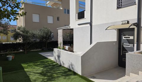 CHORVÁTSKO - Krásny 4-izbový apartmán s veľkou záhradou - VODICE