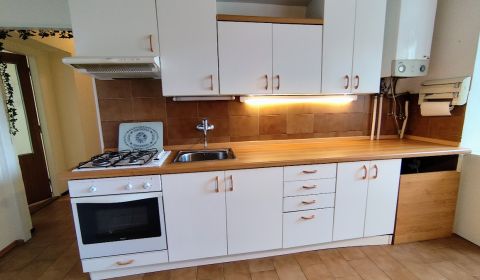 Na predaj priestranný 3-izbový byt s garážou v Nitre – Chrenová