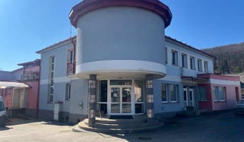 Sklad + kancelárie 1349 m² logistický objekt s rampami -Banská Bystria