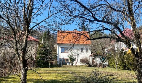 ROVINATÝ POZEMOK  S PRÍSTUPOM Z DVOCH STRÁN+ RODINNÝ DOM – B. Bystrica