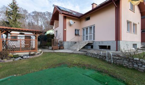 NA PREDAJ priestranný 7-izbový rodinný dom s dvojgarážou v Marianke