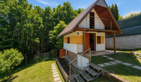 Záhrada s murovanou chatkou a výhľadom, Považská Bystrica -Klučina