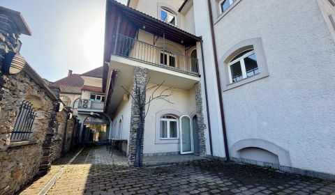 Reprezentatívny meštiansky dom s parkovaním v centre Banskej Bystrice 