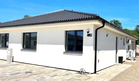 Na predaj nový moderný 4-izbový rodinný dom s terasou a záhradou