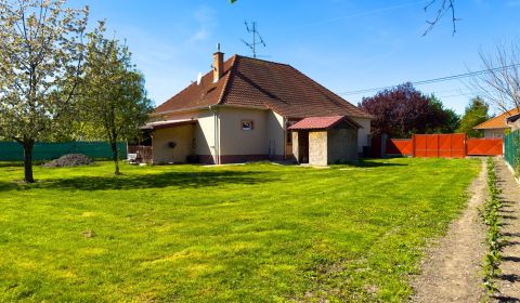 4 -izbový rodinný dom s krásnym pozemkom 924 m2, Orechová Potôň