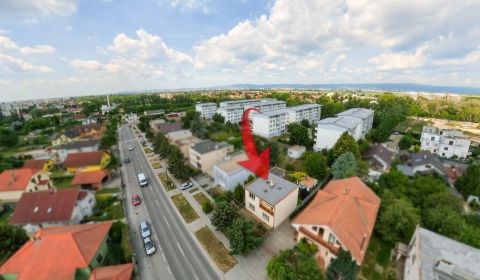 Ráztočná - 2-podlažný a podpivničený rodinný dom na veľkom 8 á pozemku