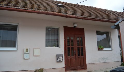 Predaj  - NA BREZOVEJ, V SAMOM SRDCI MESTEČKA, LACNÉ BÝVANIE!