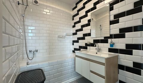 NA PRENÁJOM ZREKONŠTRUOVANÝ, 2 IZBOVÝ BYT S BALKÓNOM, UL. KOMENSKÉHO